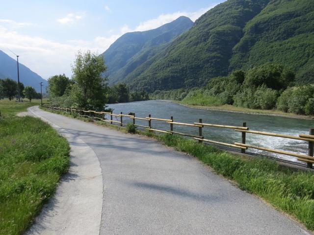 ...stehen wir kurz danach neben dem Fluss Dora Bàltea, der inzwischen auch schon stark angewachsen ist