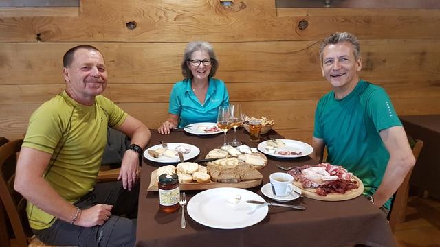 da wir ein leichtes Hüngerchen spüren, kehren wir ein und bestellen ein "kleines" Aperitivo