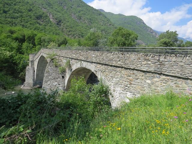 über diese beeindruckende Steinbrücke 17.Jhr. überqueren wir die Dora Bàltea