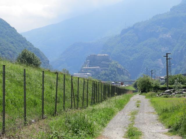 auf einem Feldweg rechts parallel der Autobahn bringt uns die Via Francigend mit einem schönen Blick auf die Festung Bard...