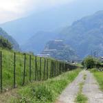 auf einem Feldweg rechts parallel der Autobahn bringt uns die Via Francigend mit einem schönen Blick auf die Festung Bard...