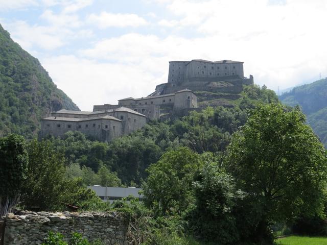 schon im 6 Jhr. war eine Festung in Bard vorhanden. 1800 wurde die Anlage von Napoleon zerstört