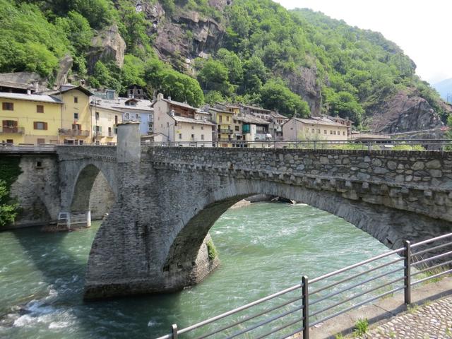 auf eine römische Steinbrücke, überqueren wir wieder die Dora Bàltea