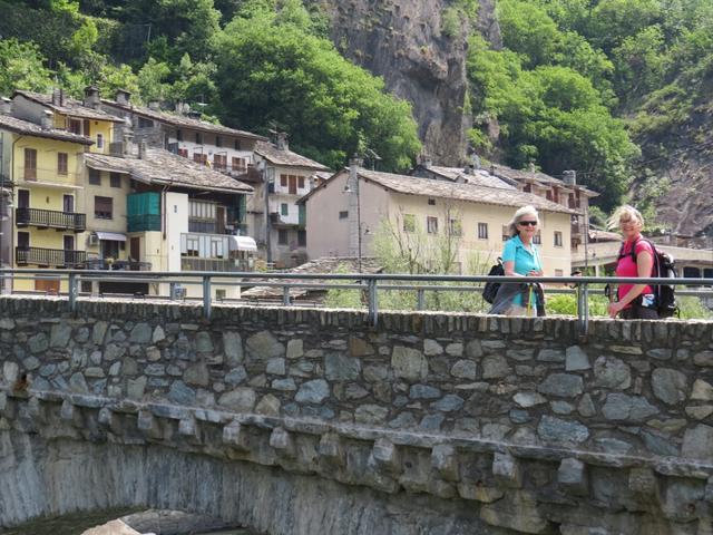 unsere zwei Frauen auf dieser sehr schönen Steinbrücke