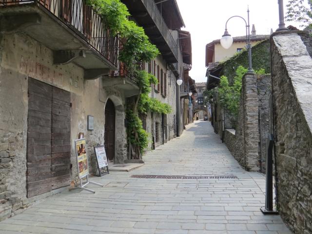 aufwärts laufen wir durch die mittelalterlich anmutenden Gasse von Bard