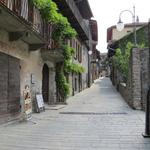 aufwärts laufen wir durch die mittelalterlich anmutenden Gasse von Bard