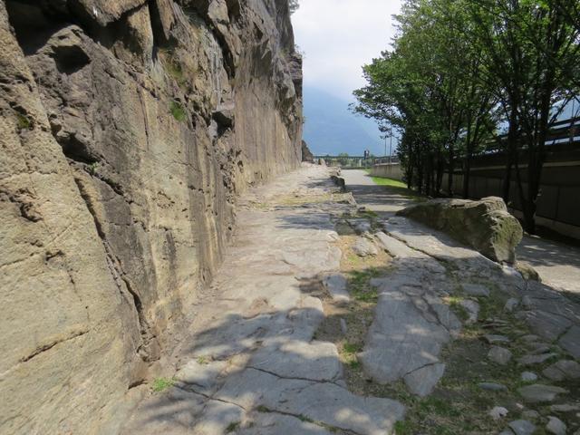beeindruckt betrachten wir das rund 200 Meter lange historische Wegstück, der römischen Handelsstrasse