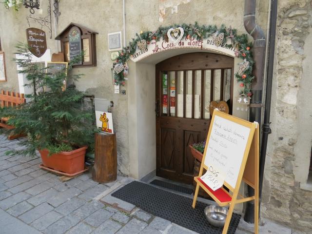 ...und laufen an dem wunderschönen Albergo-Ristorante "Le Coeur du Pont" vorbei