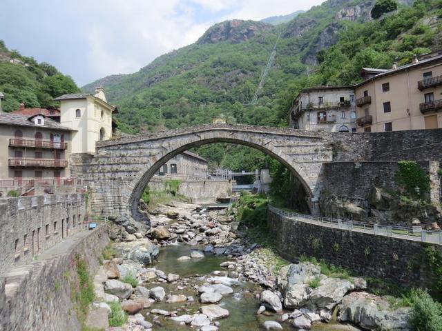 Blick auf die historische Steinbogenbrücke von Pont-Saint-Martin...