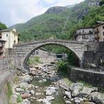 Blick auf die historische Steinbogenbrücke von Pont-Saint-Martin...