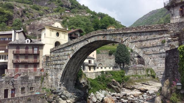 ...die auf einer Höhe von 28m und einer Länge von 32m den Wildbach Lys überspannt