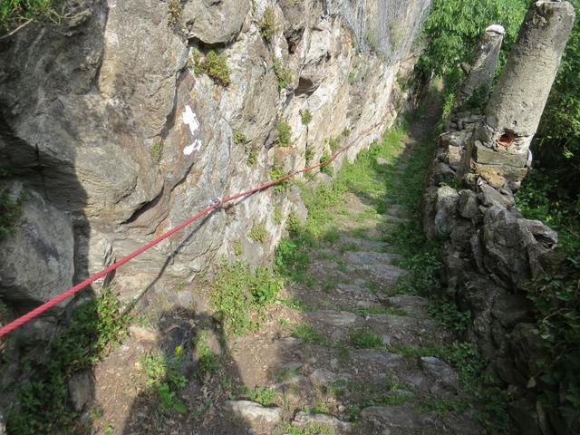 steil und mit einem Seil gesichert geht es nach der Kapelle abwärts