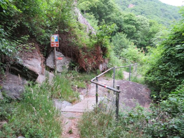 der nun folgende Wegabschnitt durch Weinberge, Mäuerchen und Felsen hinab, ist abenteuerlich aber gut gesichert