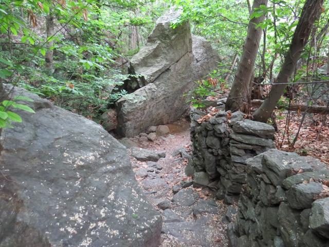 am Hof und am Castello Montestrutto vorbei, geht es auf der anderen Seite steil abwärts