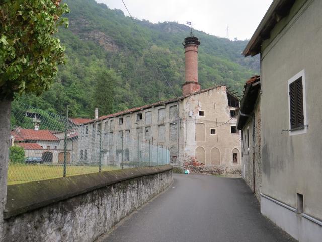 der Weg führt uns in San Germano, an alten leerstehenden Farbikgebäuden vorbei