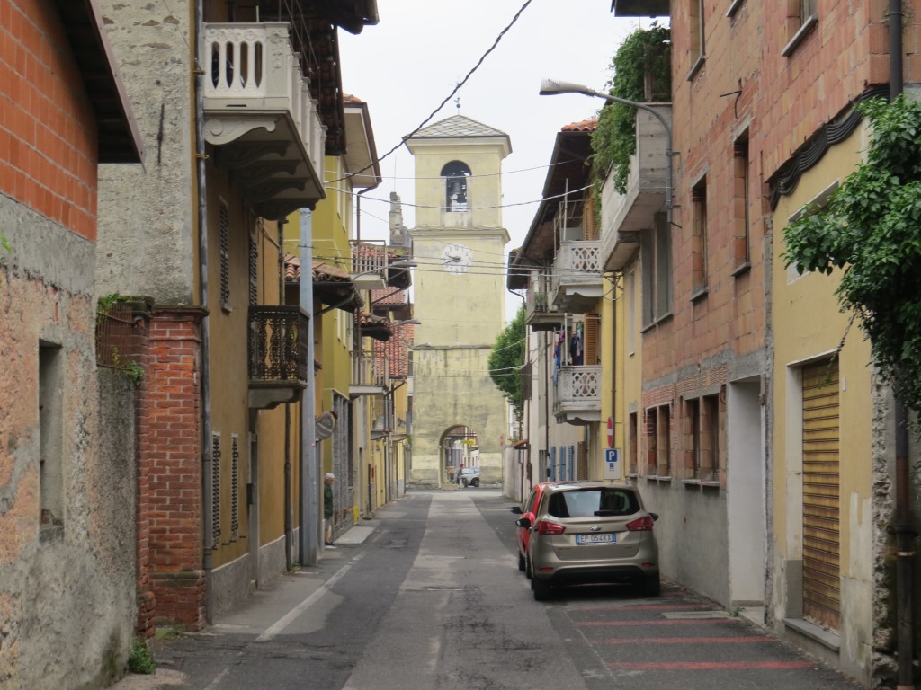 der schöne Torturm 13.Jhr. in Borgofranco d'Ivrea. 1689 erhielt der Turm die Uhr die man heute noch sehen kann