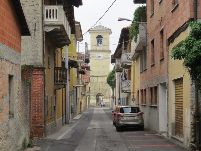 der schöne Torturm 13.Jhr. in Borgofranco d'Ivrea. 1689 erhielt der Turm die Uhr die man heute noch sehen kann