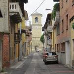 der schöne Torturm 13.Jhr. in Borgofranco d'Ivrea. 1689 erhielt der Turm die Uhr die man heute noch sehen kann