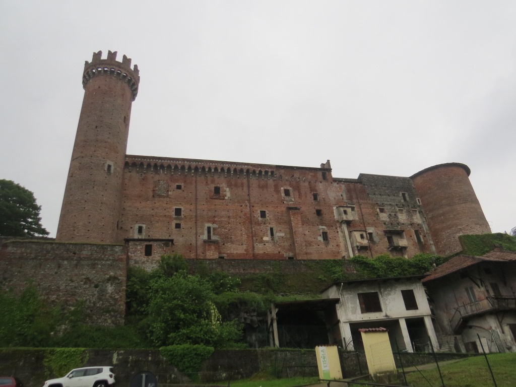 der Castello delle quattro Torri stammt aus dem 14.Jhr.