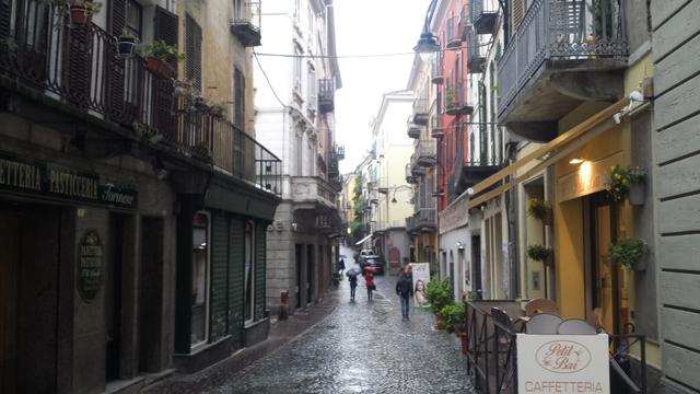 wir schlendern durch die prächtige Altstadtgasse von Ivrea