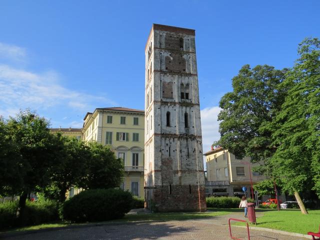 bei schönstem Wetter laufen wir bei der Torre di S. Stefano vorbei, und verlassen Ivrea