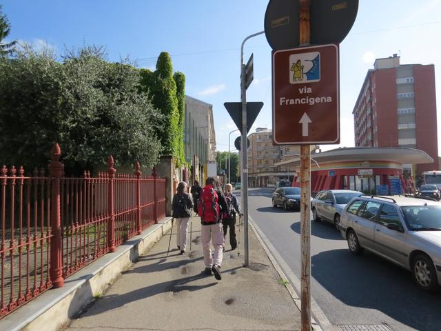 sicher leiten uns die Tafeln der Via Francigena durch den Strassendschungel von Ivrea