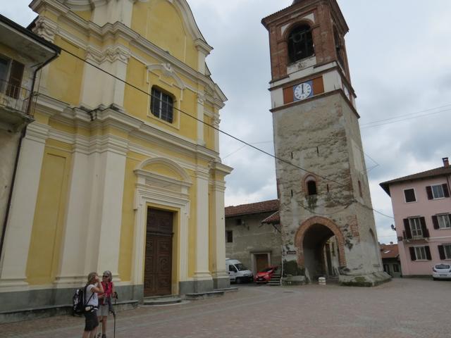 bei der Kirche von Palazzo Canavese mit dem separat stehenden Torturm