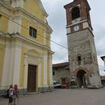 bei der Kirche von Palazzo Canavese mit dem separat stehenden Torturm