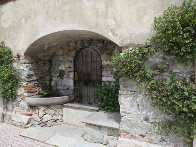 direkt unterhalb der Kirche bestaunen wir den historischen Schöpfbrunnen samt Eimer...