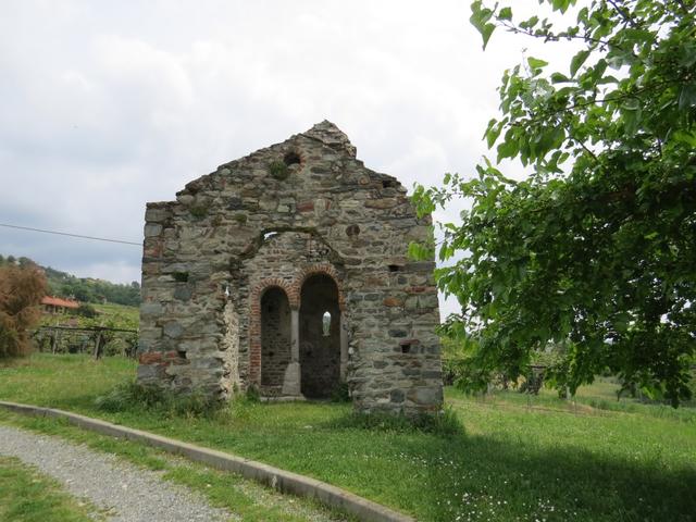 die Kapelle wurde mit Feldsteinen und Ziegeln erbaut. Noch heute ersichtlich Glockenturm und die Fresken in der kleinen Apsis