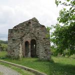 die Kapelle wurde mit Feldsteinen und Ziegeln erbaut. Noch heute ersichtlich Glockenturm und die Fresken in der kleinen Apsis