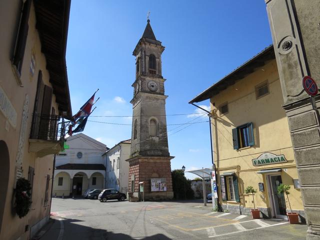 die Kirche Chiesa della Beata Vergine del Rosato in Roppolo mit seinem schlanken Glockenturm