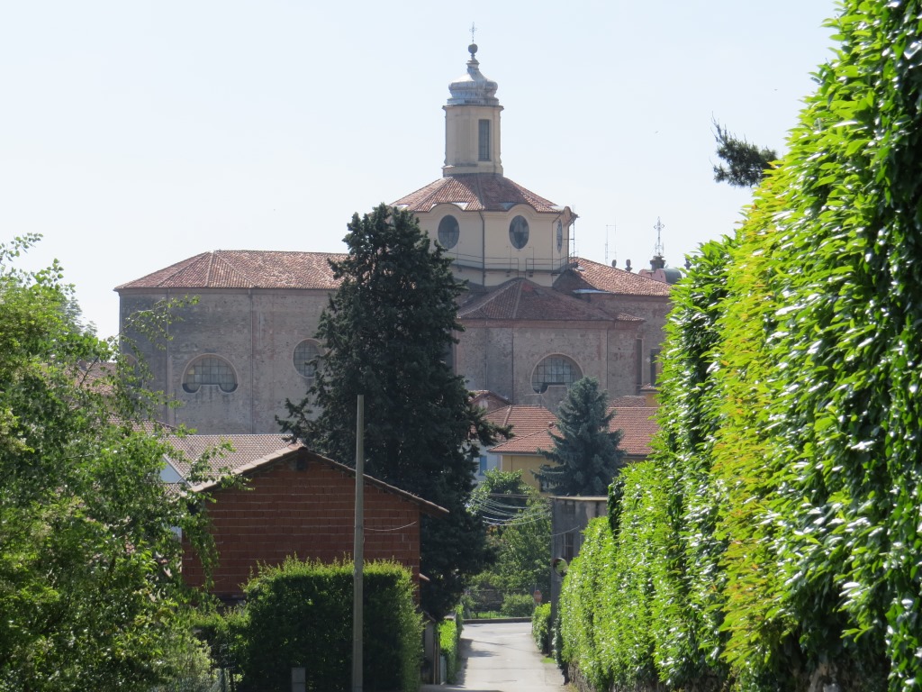 schon von weitem ist die grosse Kirche von Cavaglià zu sehen