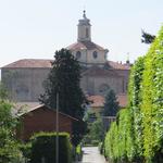 schon von weitem ist die grosse Kirche von Cavaglià zu sehen