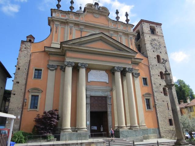 ...zum Dorfplatz von Cavaglià mit der Michaelskirche mit der Inschrift D.O.M. Deo Optimo Maximo