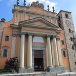 ...zum Dorfplatz von Cavaglià mit der Michaelskirche mit der Inschrift D.O.M. Deo Optimo Maximo