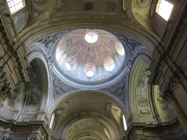 Blick im inneren der grossen Kirche hinauf zur Kuppel 