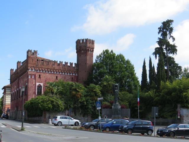 der Castello von Cavaglià steht ausnahmsweise nicht auf einem Hügel, sondern mitten im Dorf