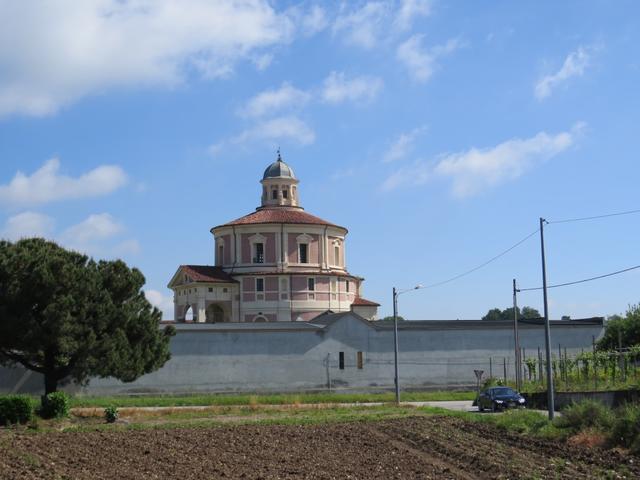 wir laufen neben einem Friedhof vorbei, das eine eigene grosse Kirche besitzt