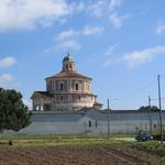 wir laufen neben einem Friedhof vorbei, das eine eigene grosse Kirche besitzt