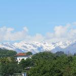 Blick zurück in die verschneiten Alpen. Auf der anderen Seite liegt das Wallis