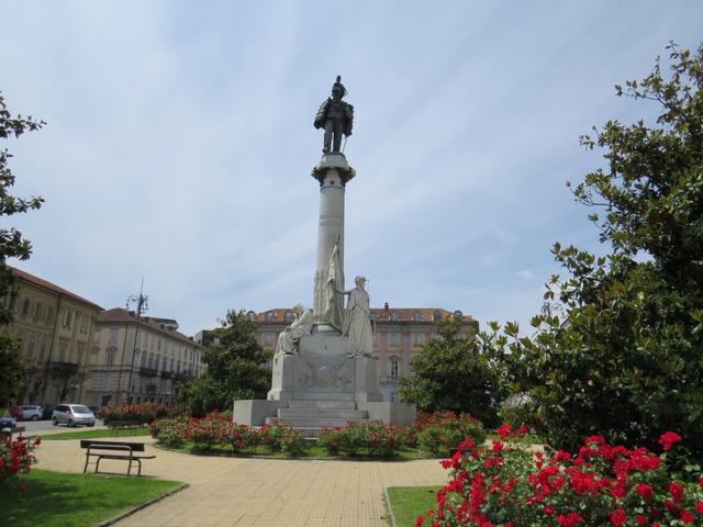 die grosse Statue von Vittorio Emanuele II erster König von Italien, begrüsst uns in Vercelli