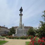 die grosse Statue von Vittorio Emanuele II erster König von Italien, begrüsst uns in Vercelli