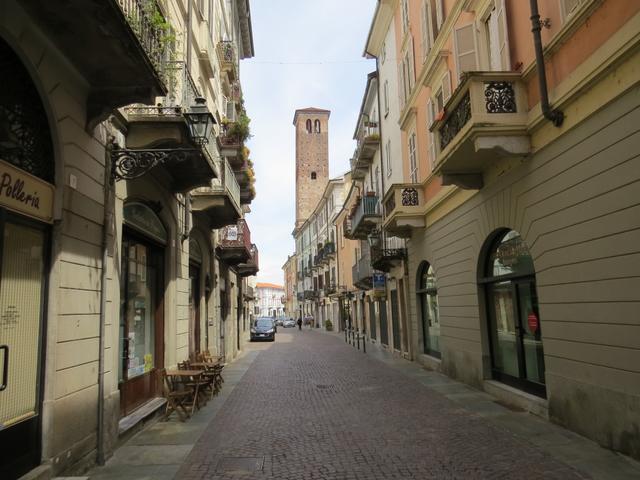 mit Blick auf den Torre di Città schlendern wir durch die schmalen Gassen...