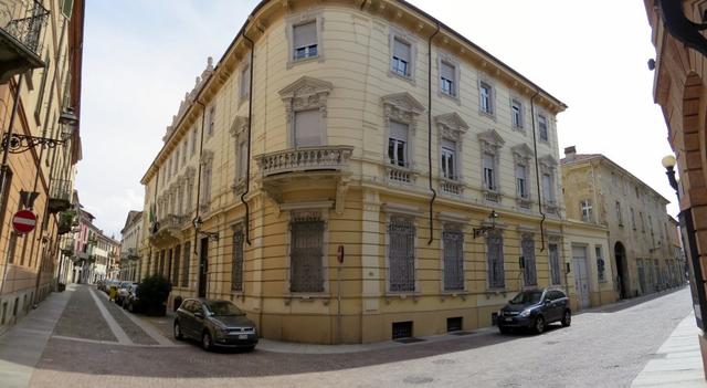 schönes Breitbildfoto der Altstadt von Vercelli