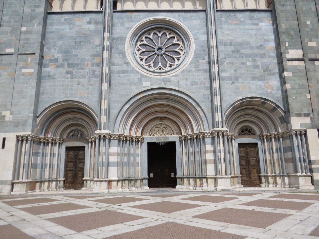 die prächtige Fassade des Haupteingangs aus grünem Stein, eingeschlossen zwischen zwei sehr hohen Glockentürmen