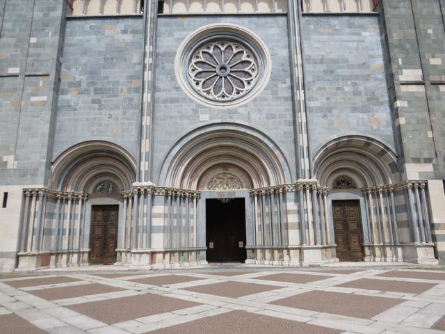 die prächtige Fassade des Haupteingangs aus grünem Stein, eingeschlossen zwischen zwei sehr hohen Glockentürmen