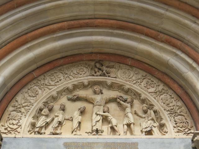 der schöne Tympanon beim Haupteingang der Basilica, mit der Darstellung des Martyrium des Heiligen Andreas