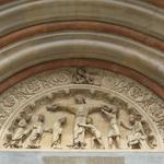 der schöne Tympanon beim Haupteingang der Basilica, mit der Darstellung des Martyrium des Heiligen Andreas
