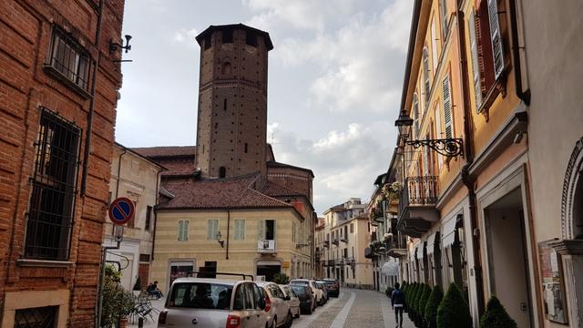 über die Via Gioberti mit seinen Palazzi aus dem 16. und 18.Jhr und der Torre Comunale (ältester Turm Vercellis)...